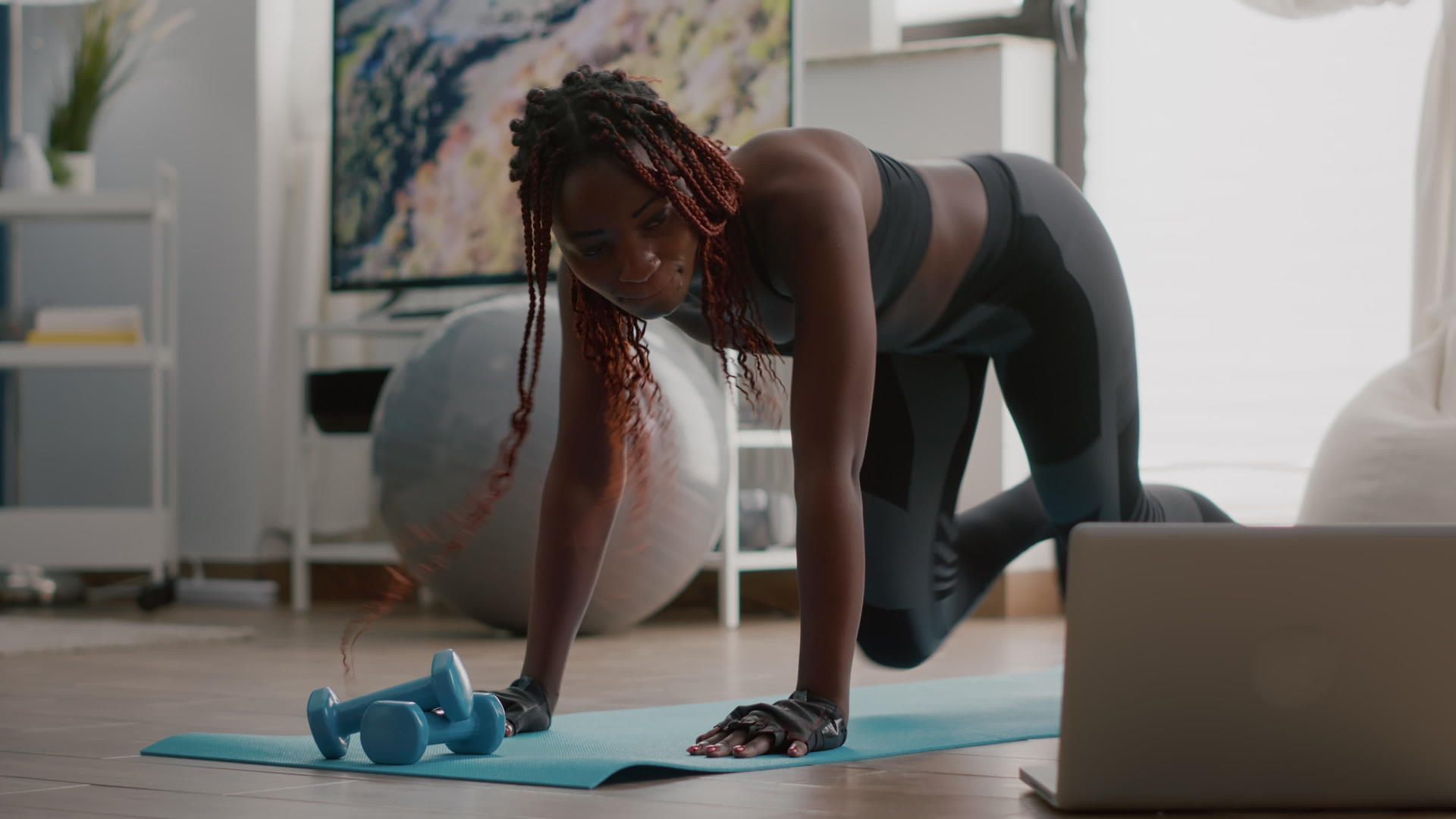 在运动服上穿运动服的黑人健康女性在运动中燃烧脂肪卡路里视频的预览图
