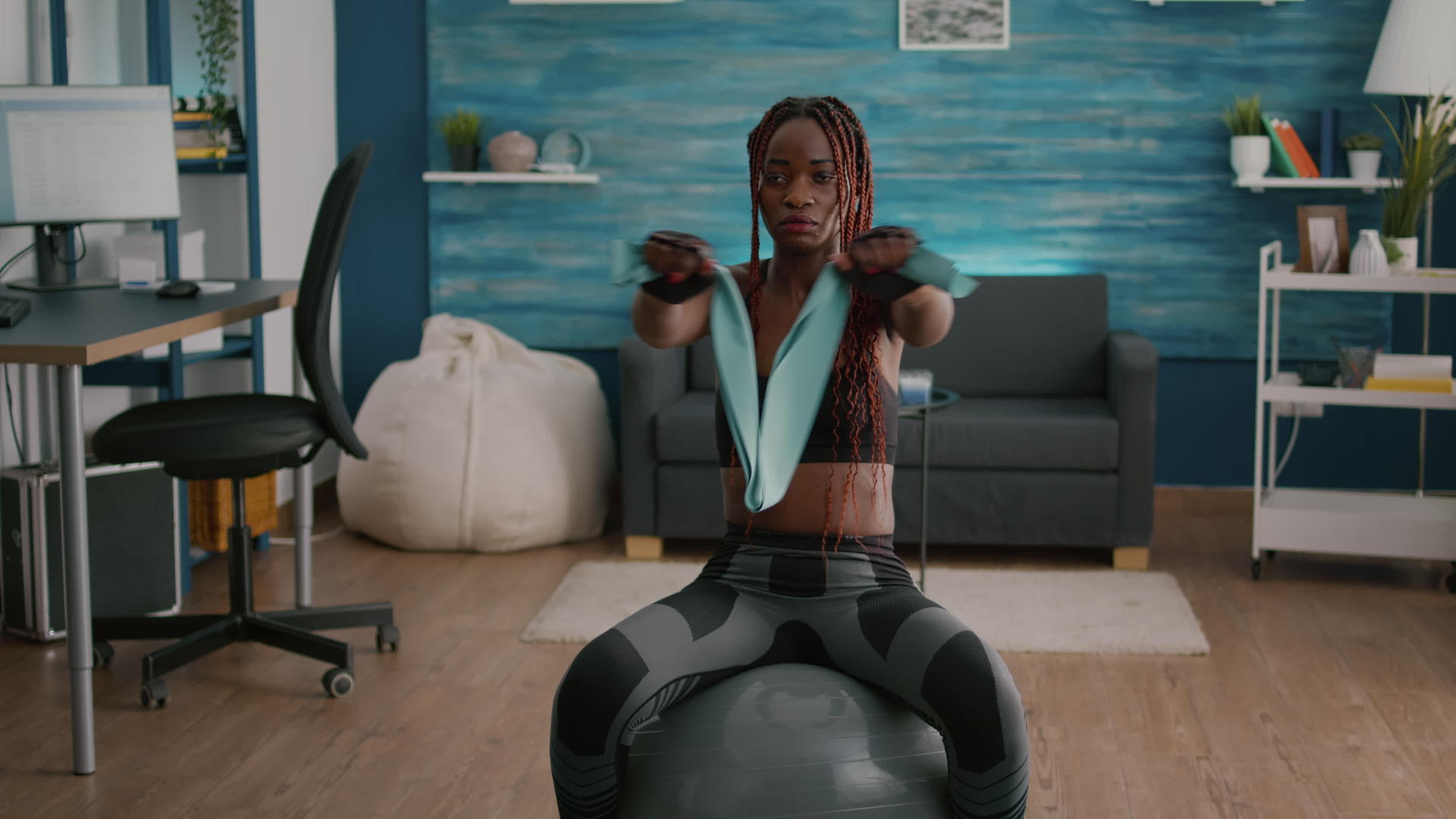 黑人美的黑人美女和黑人女性使用螺旋球上的弹性带视频的预览图