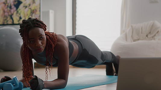 美国女性在健身地图上穿着运动服伸展瑜伽视频的预览图
