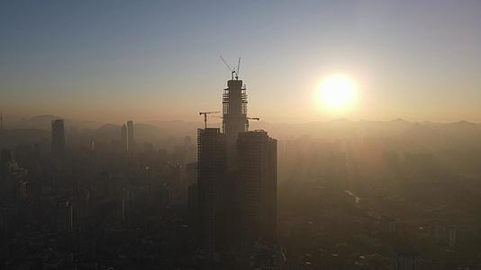 航拍城市清晨迷雾日出视频的预览图