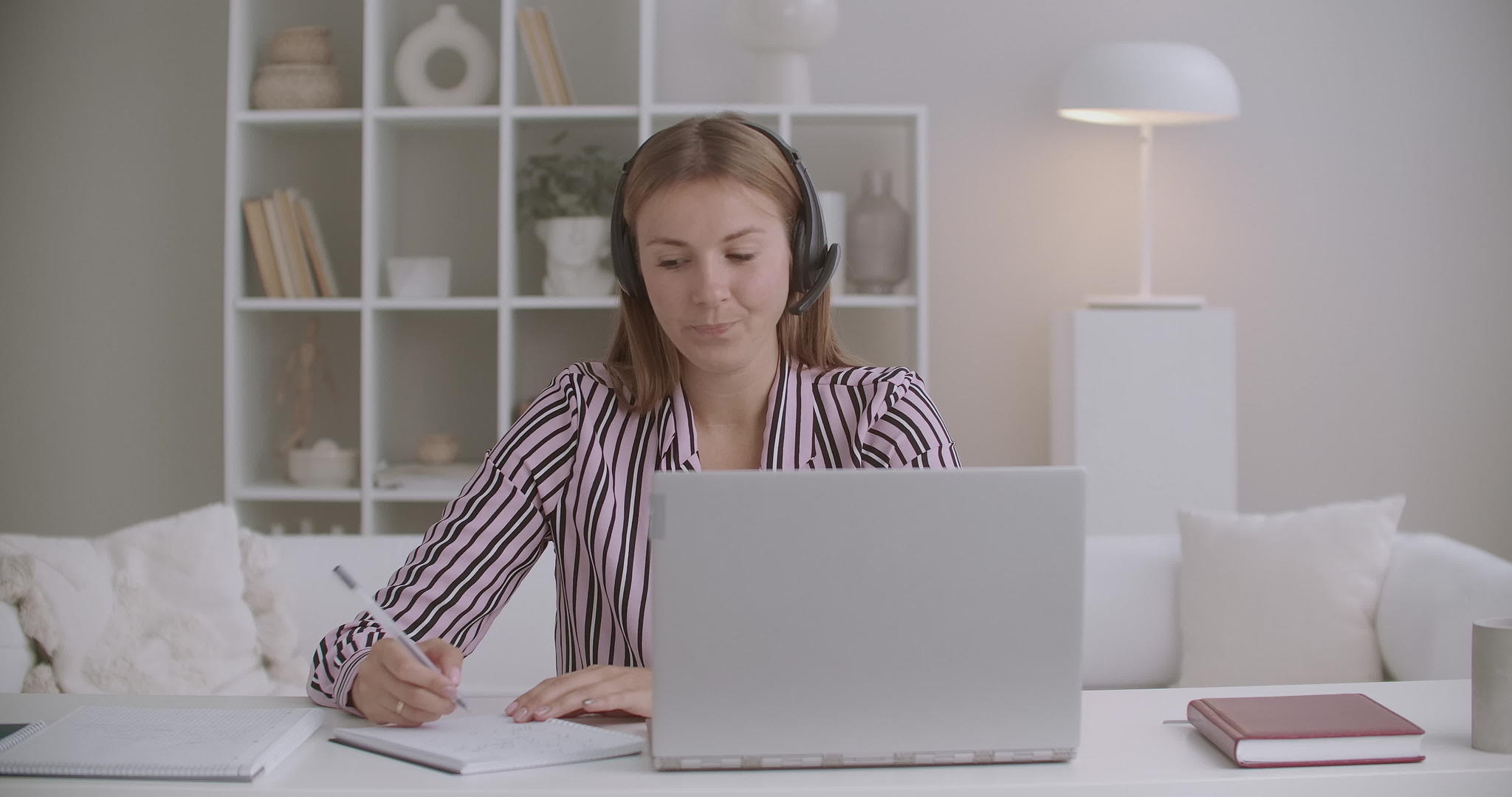 年轻女性人力资源经理正在笔记本电脑上进行视频聊天视频的预览图