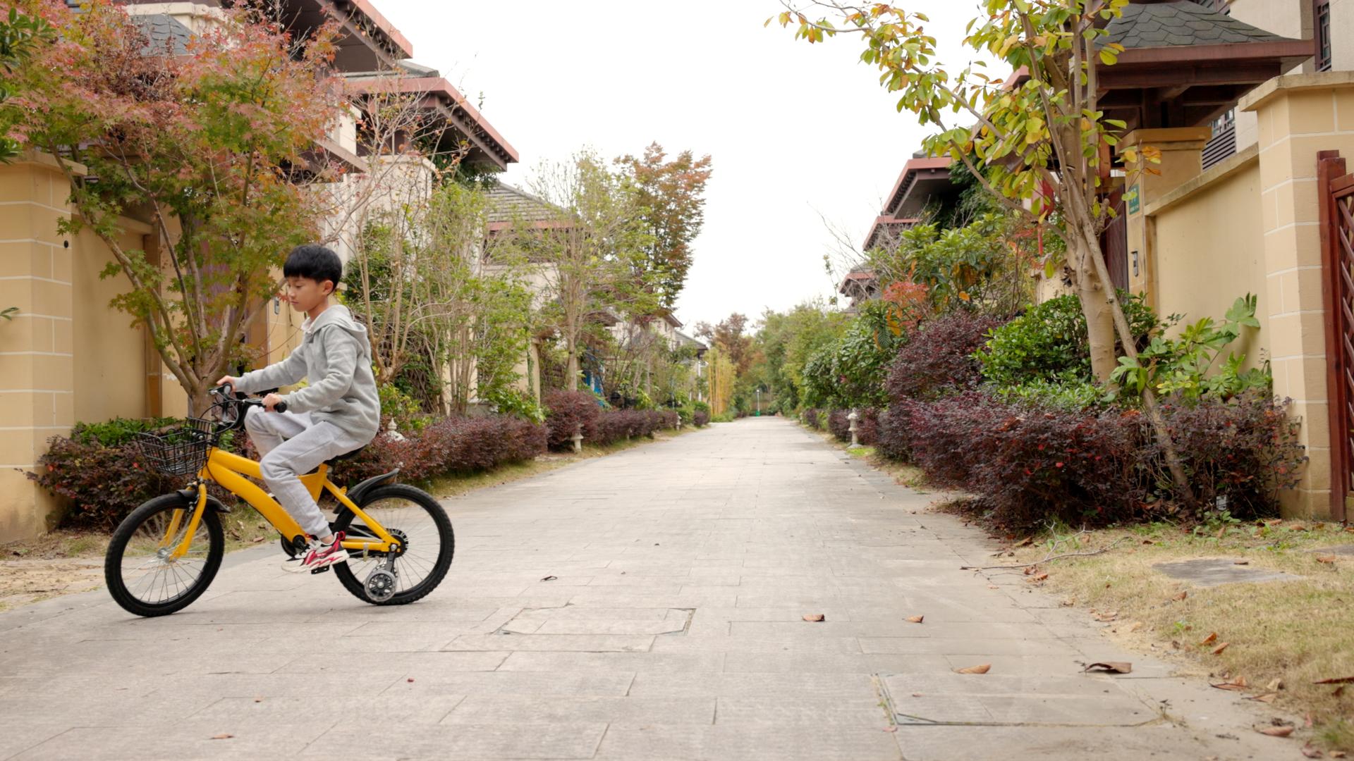 户外练习骑自行车的小孩视频的预览图