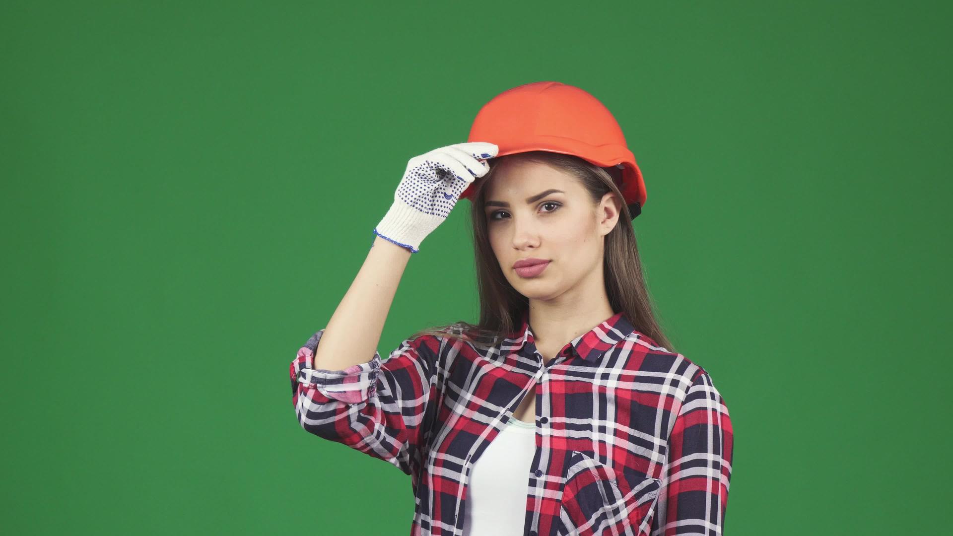 年轻性感的女性承包商戴着硬帽举起拇指视频的预览图