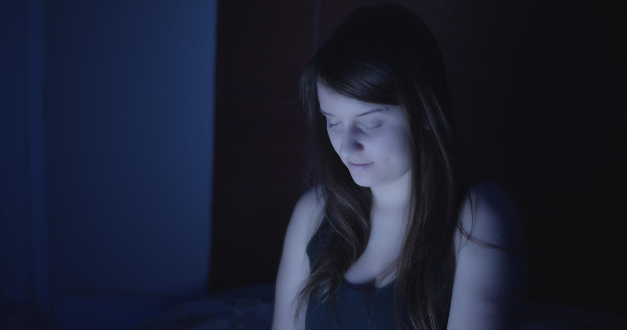 一位年轻女子在晚上浏览互联网视频的预览图