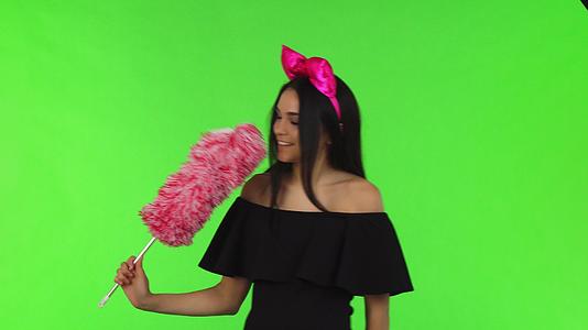 穿着粉色弓的年轻美女冒着喷灰机的风险视频的预览图