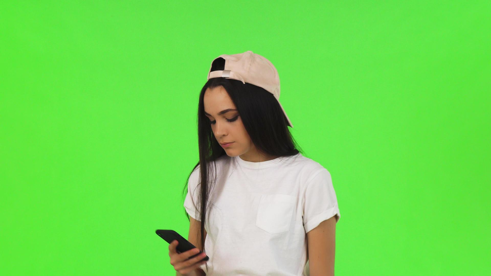 美女在染色土豆背景上自拍视频的预览图