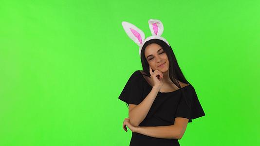 穿着黑色裙子的漂亮美女穿着兔子耳朵视频的预览图