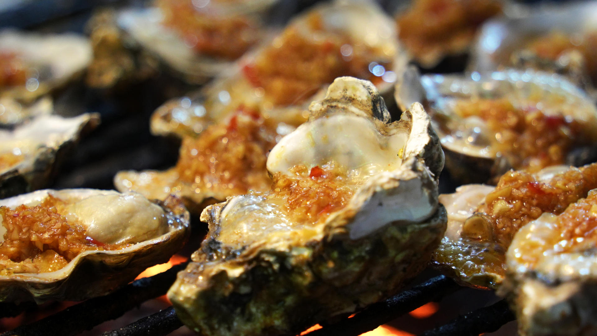 城市街头美食小吃烹饪海鲜烧烤牡蛎4k素材视频的预览图