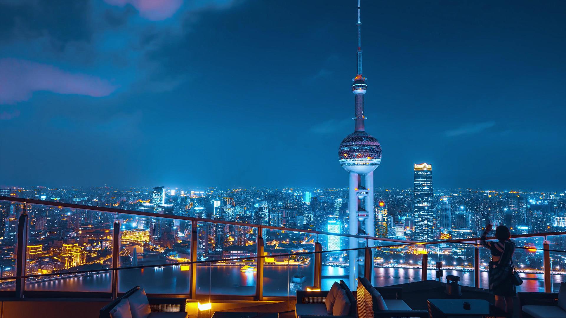 8K震撼延时俯瞰上海繁华东方明珠塔夜景视频的预览图