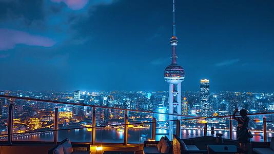 8K震撼延时俯瞰上海繁华东方明珠塔夜景视频的预览图