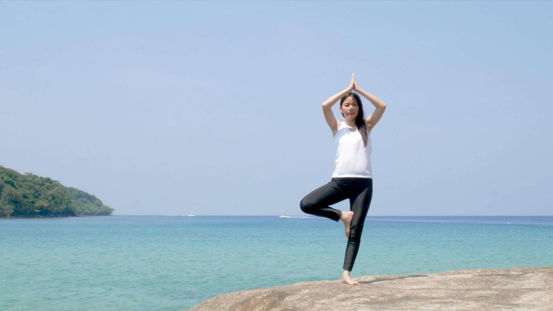 4K暑假期间一名妇女站在海上的木桥上练习瑜伽视频的预览图