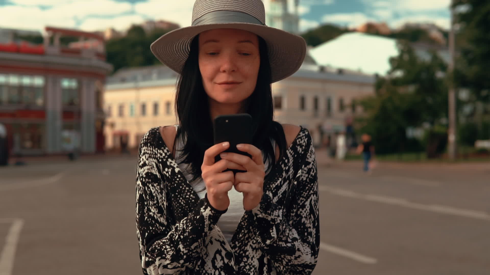 文化游客使用智能手机应用程序视频的预览图