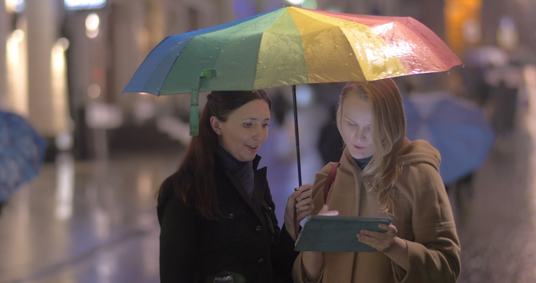 女人在雨天在街上聊天视频的预览图