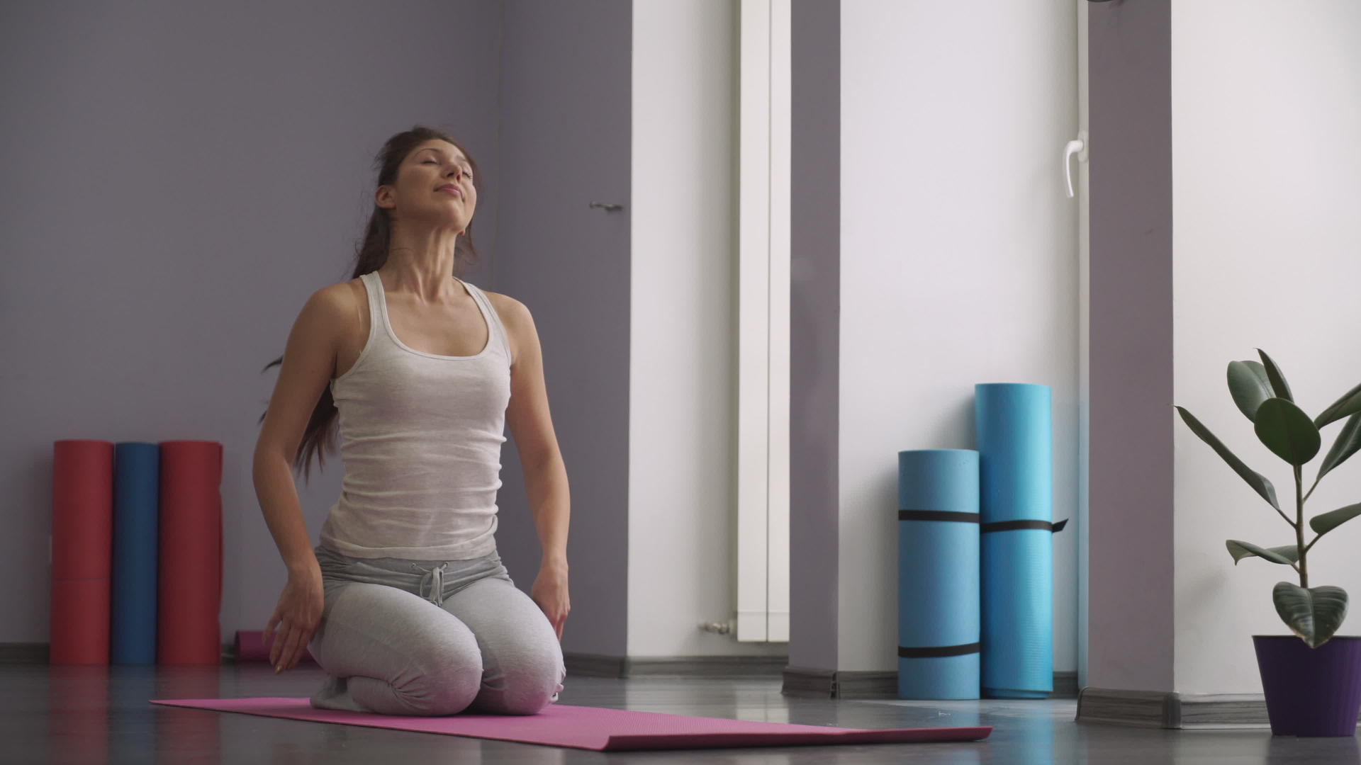 女人坐在垫子上放松锻炼视频的预览图