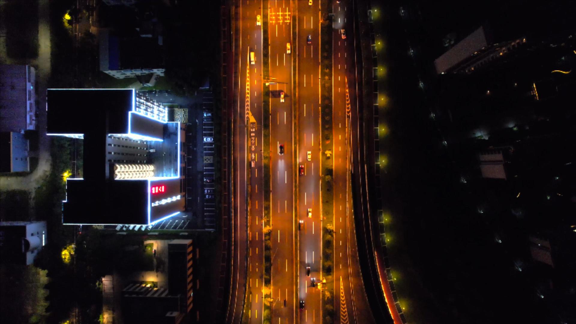4K航拍城市主干道夜景车流视频的预览图