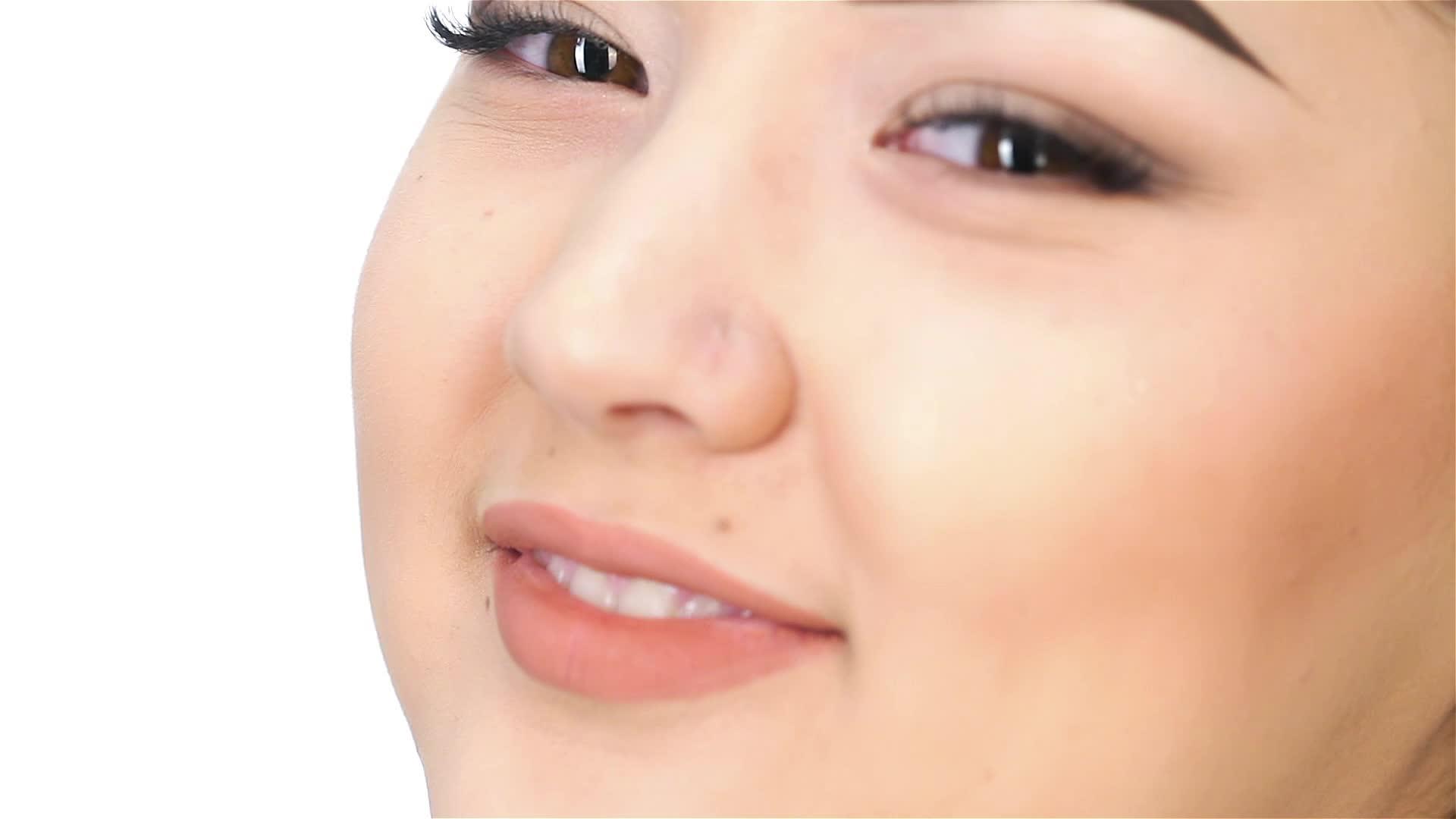 亚裔女孩的近亲面孔视频的预览图