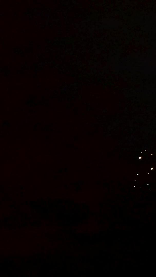 无人机夜空灯光秀移动通信信号演变史视频的预览图