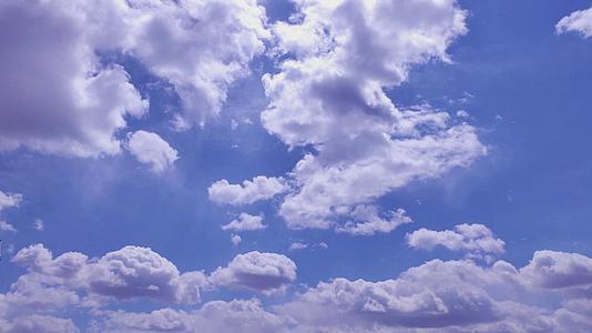 4k延时拍摄蓝色的天空中云卷云舒白云川流不息视频视频的预览图
