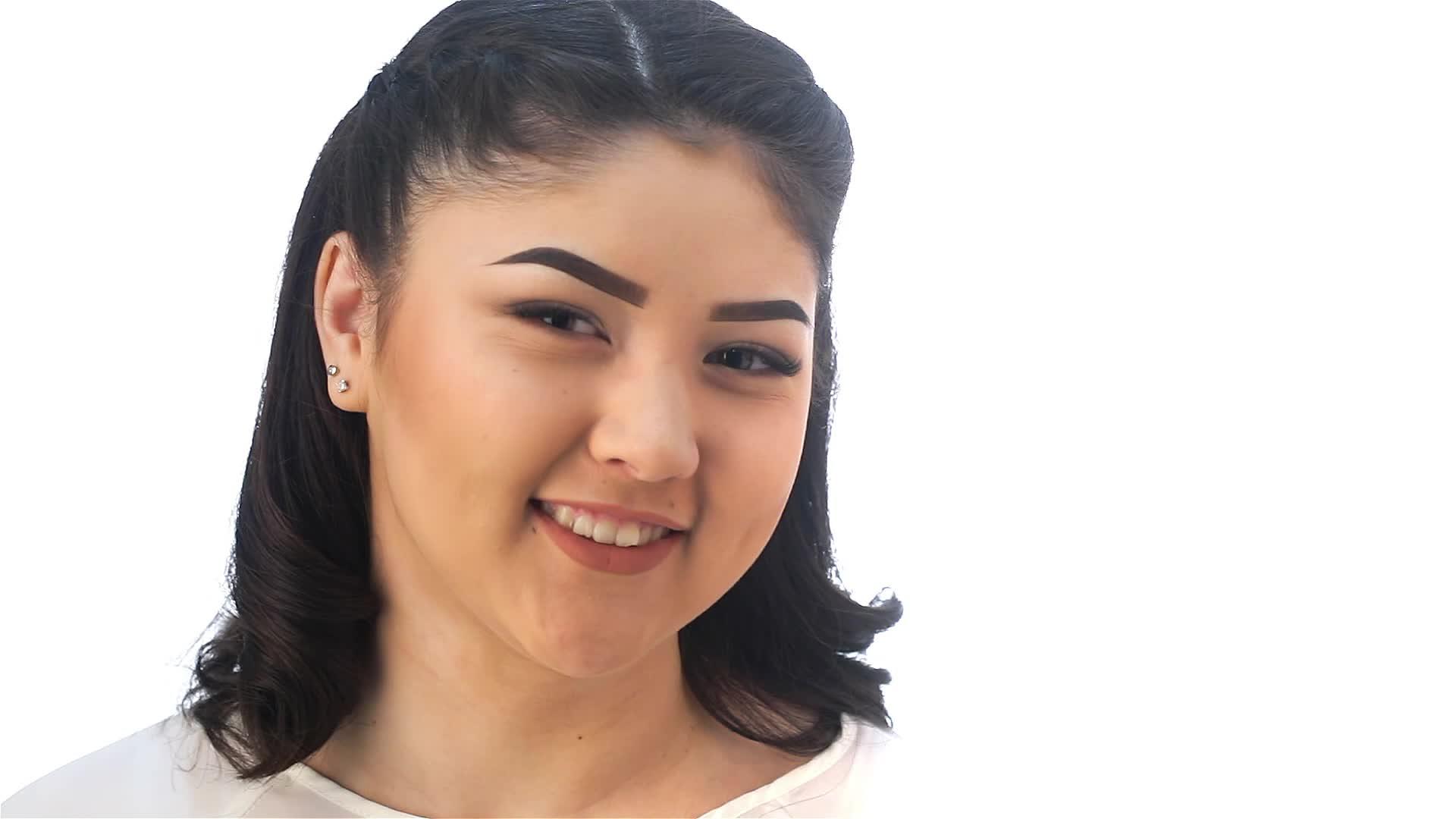 一个微笑的年轻亚洲女孩的肖像视频的预览图
