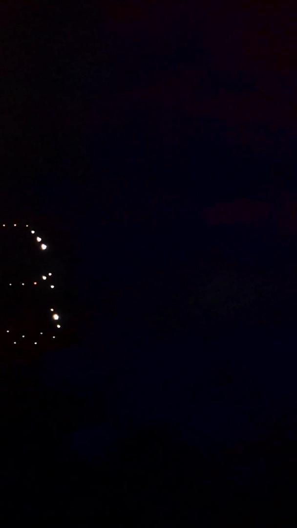 无人机夜空灯光秀移动通信信号演变史视频的预览图