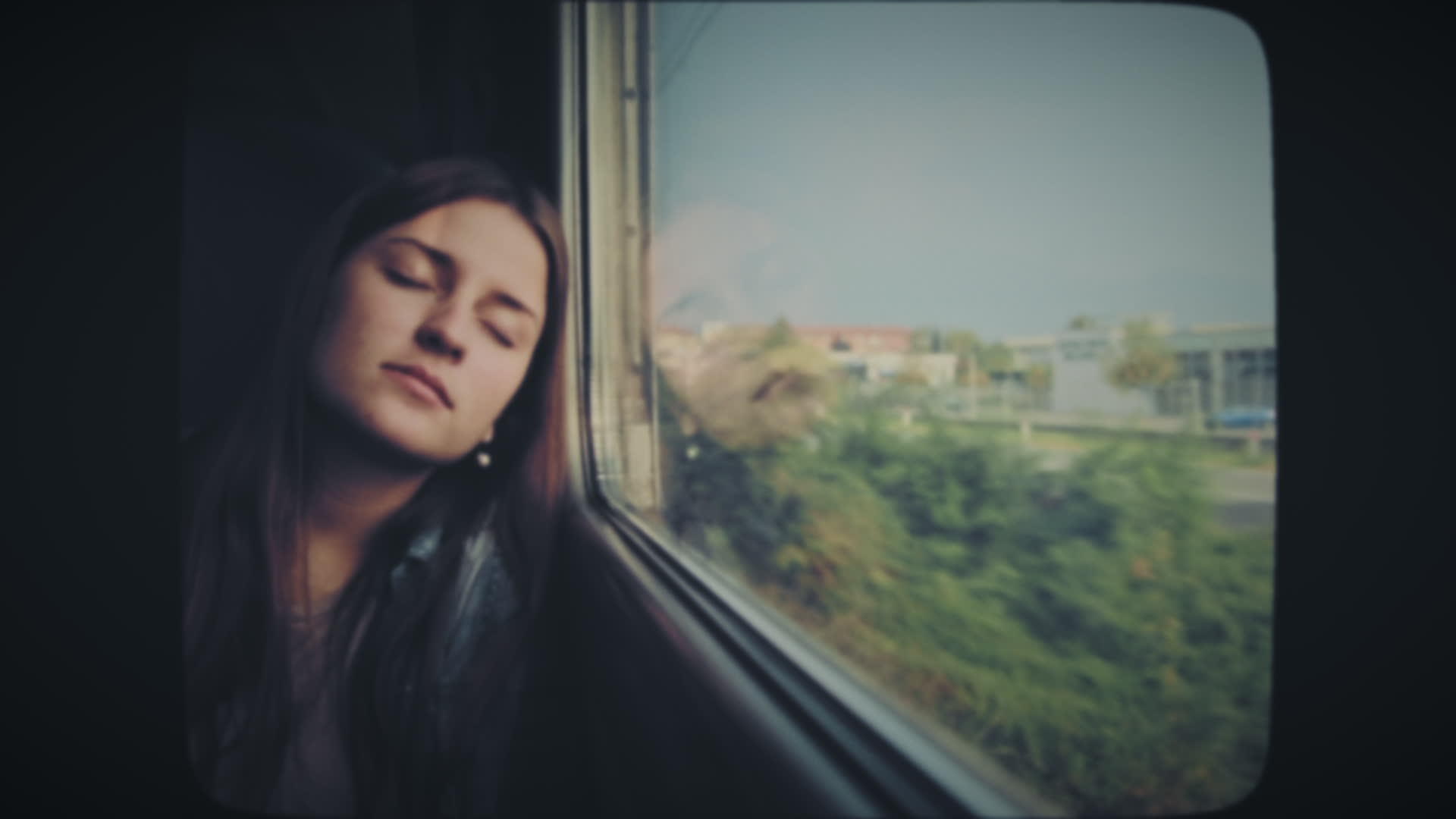 年轻女性睡在移动火车上视频的预览图