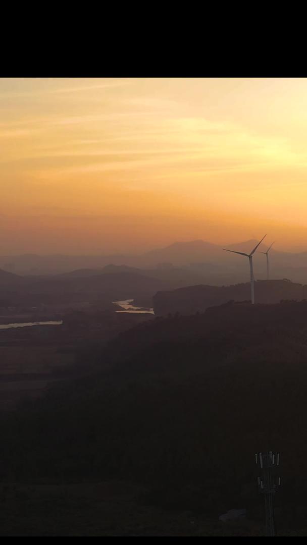 航拍山区风力发电机黄昏日落场景视频的预览图