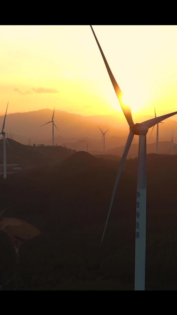 航拍山区风力发电机黄昏日落场景视频的预览图