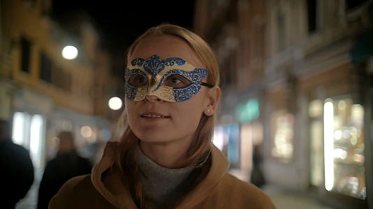 这名女子戴着嘉年华面具在威尼斯的意大利散步视频的预览图