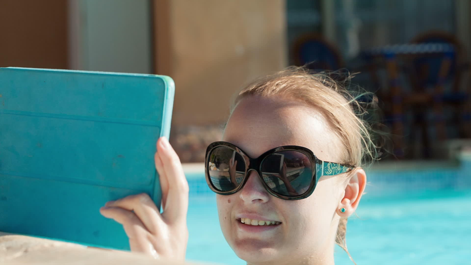 年轻女性使用平游泳池视频的预览图