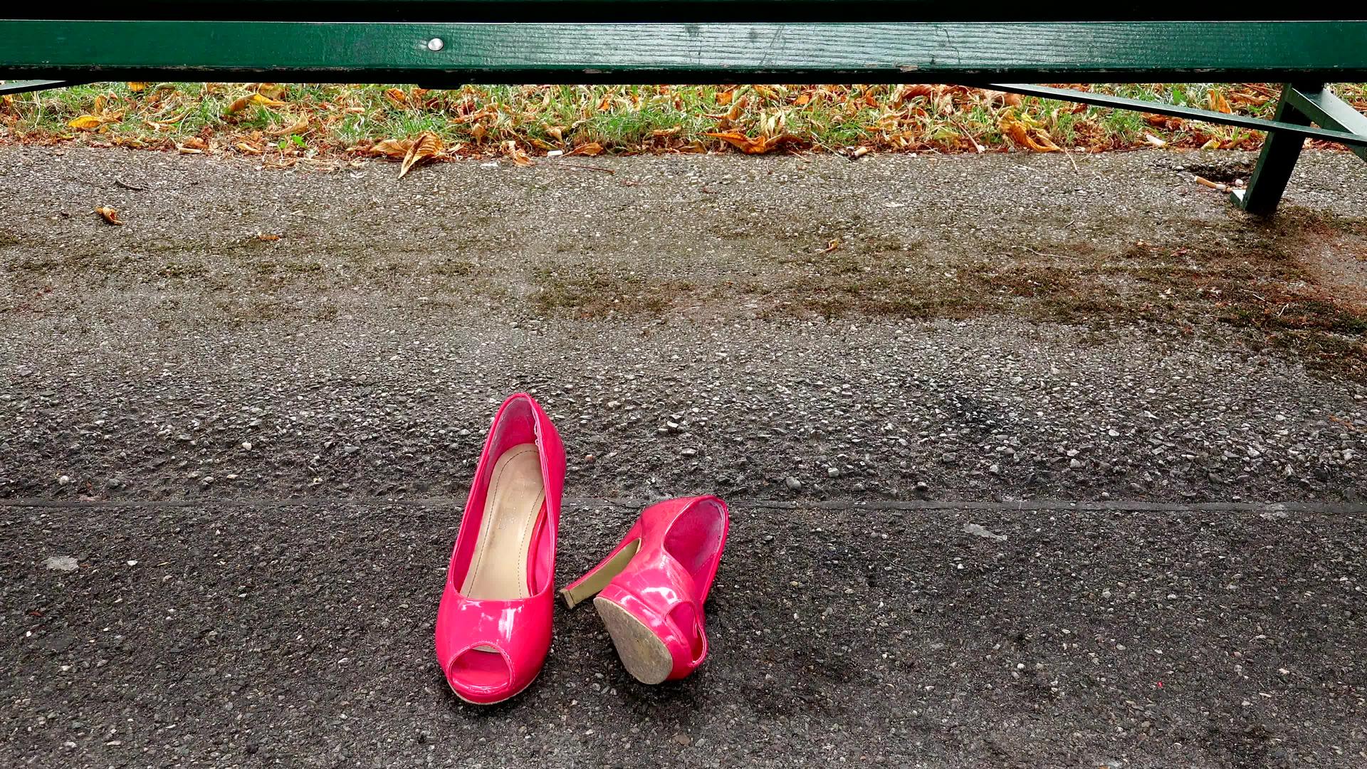 年轻女性发现并清理了粉色高跟鞋的脚趾鞋视频的预览图