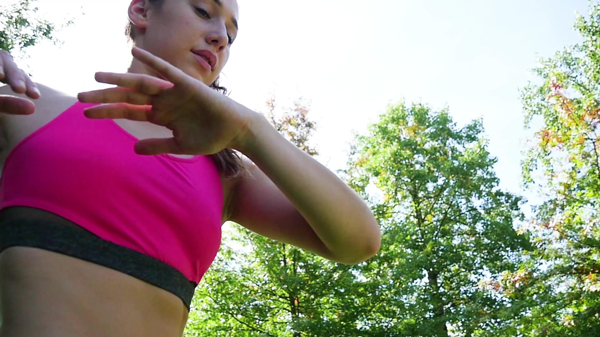 可爱的年轻女子运动女运动员在户外锻炼慢动作视频的预览图