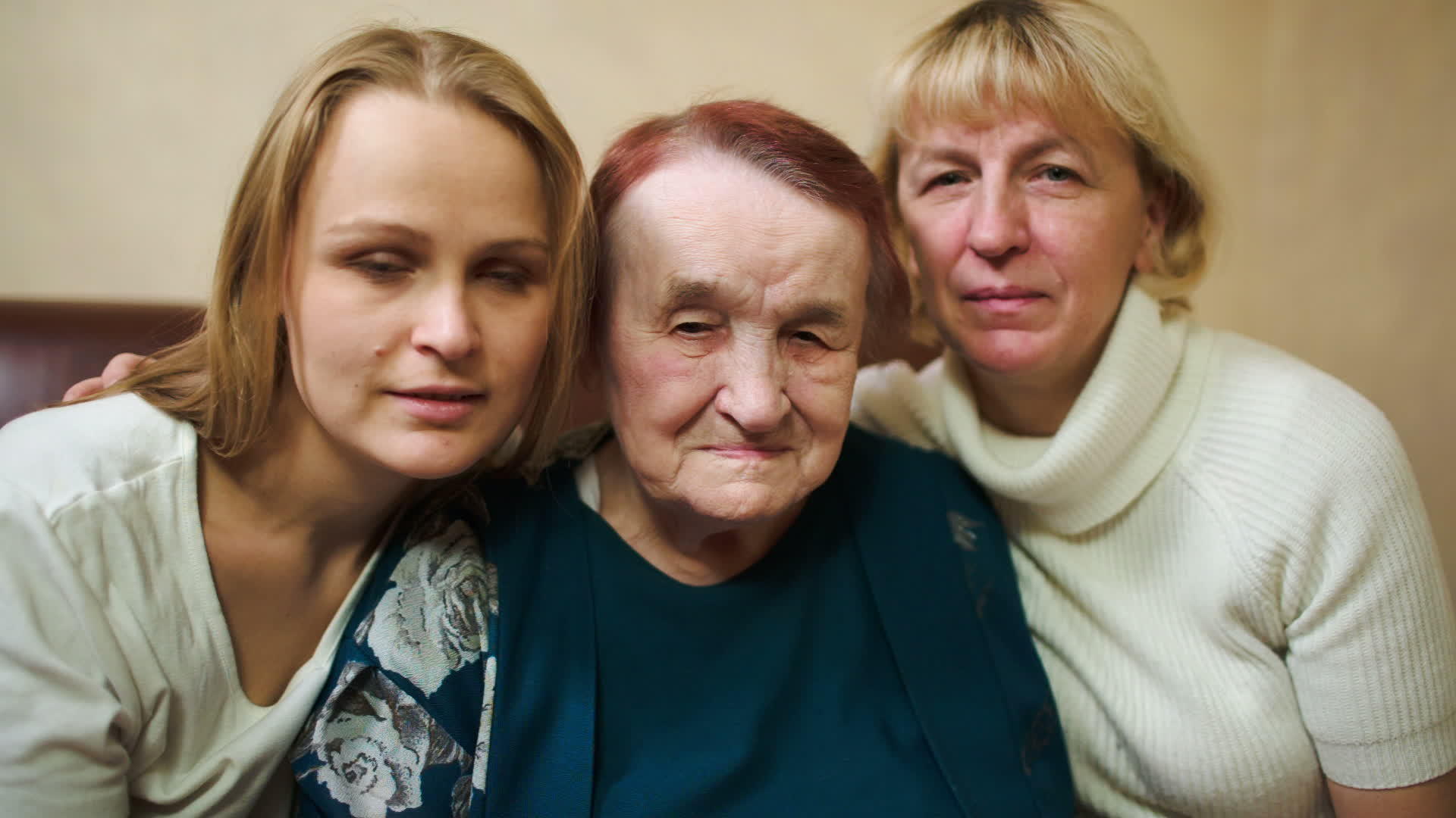 三个不同年龄的女性肖像视频的预览图