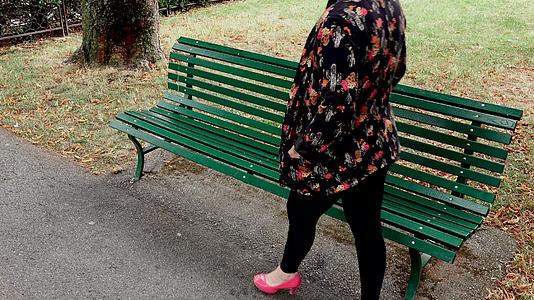 坐在长凳上的年轻女子穿着粉色高跟鞋视频的预览图