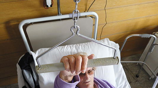 在医院病床上70岁以上的老人和70岁以上的妇女视频的预览图