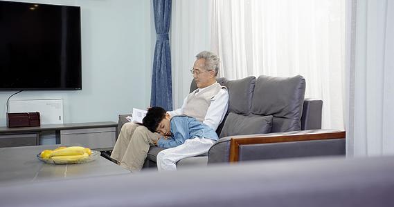 沙发上小孩躺在爷爷腿上睡觉视频的预览图