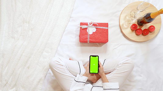送礼物给男朋友的女人在家浪漫的早晨视频的预览图