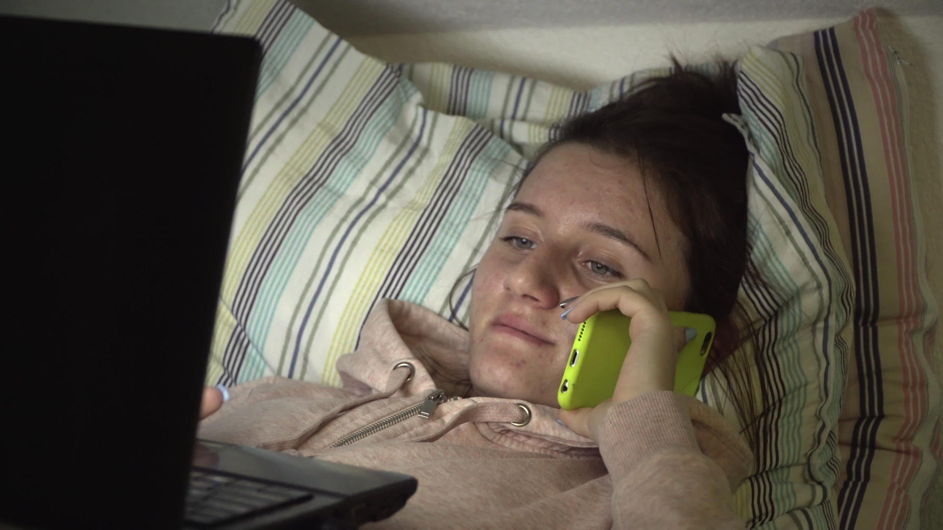 一个有笔记本电脑的快乐女孩在床上聊天视频的预览图