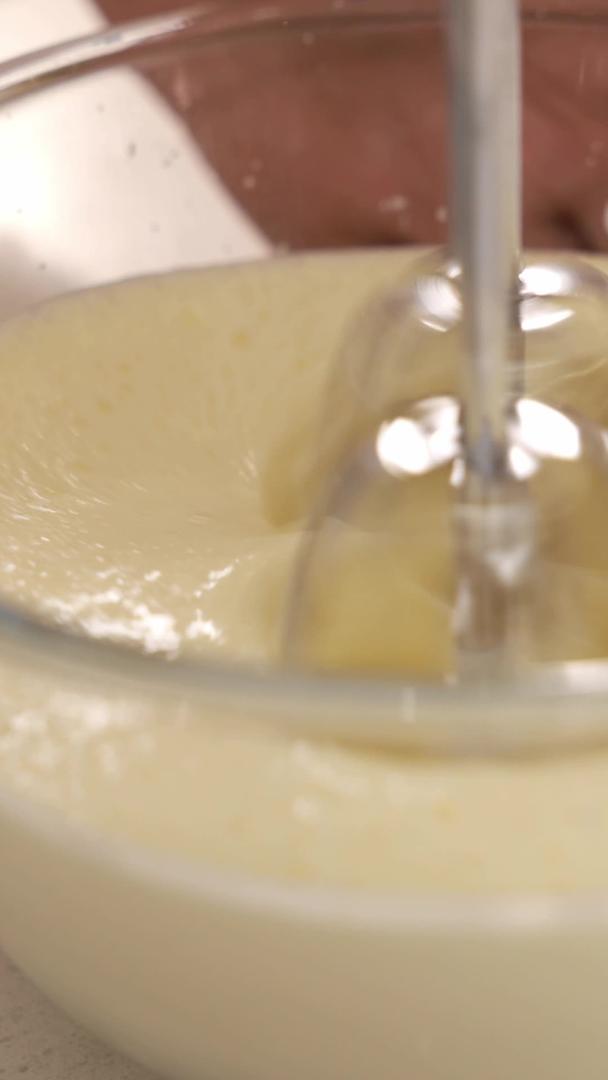 打蛋器打发奶油的特写视频的预览图