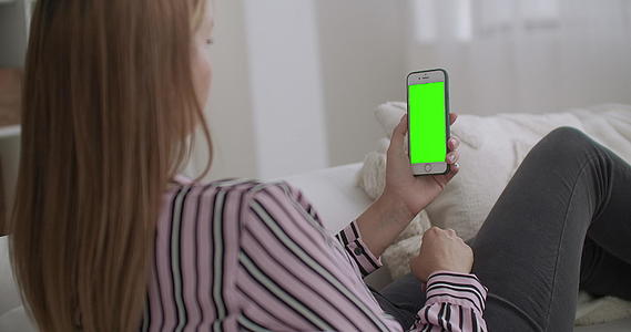 年轻女性使用现代智能手机的视频通话应用程序视频的预览图