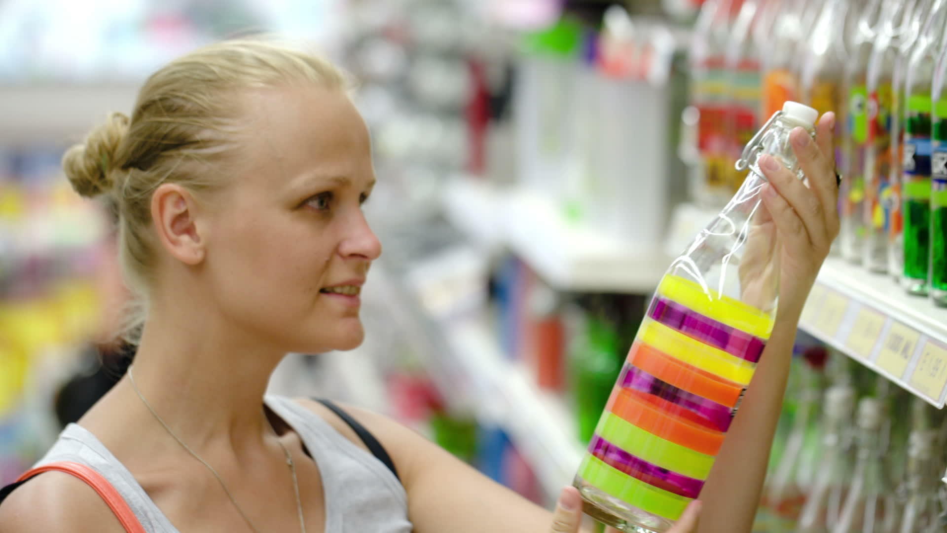 女人在店里看装饰瓶视频的预览图