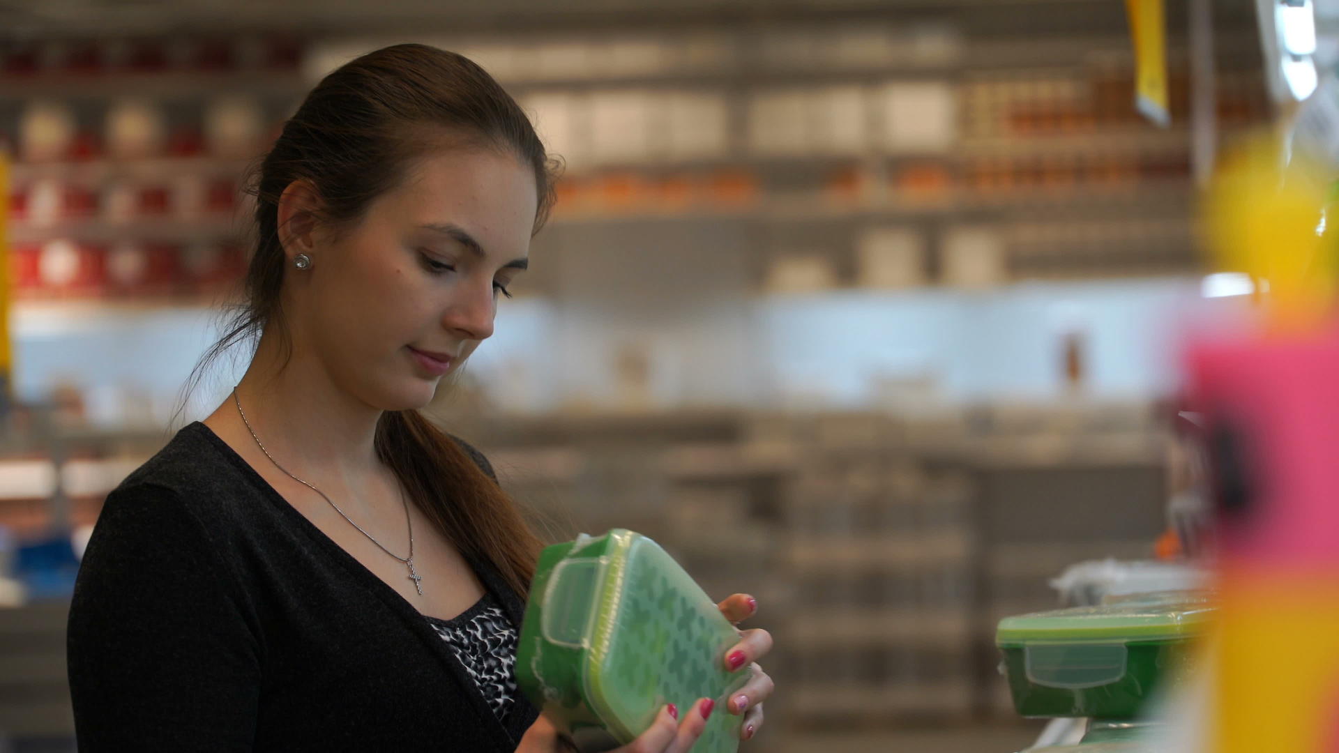 女人在商店里买一个食品塑料容器视频的预览图