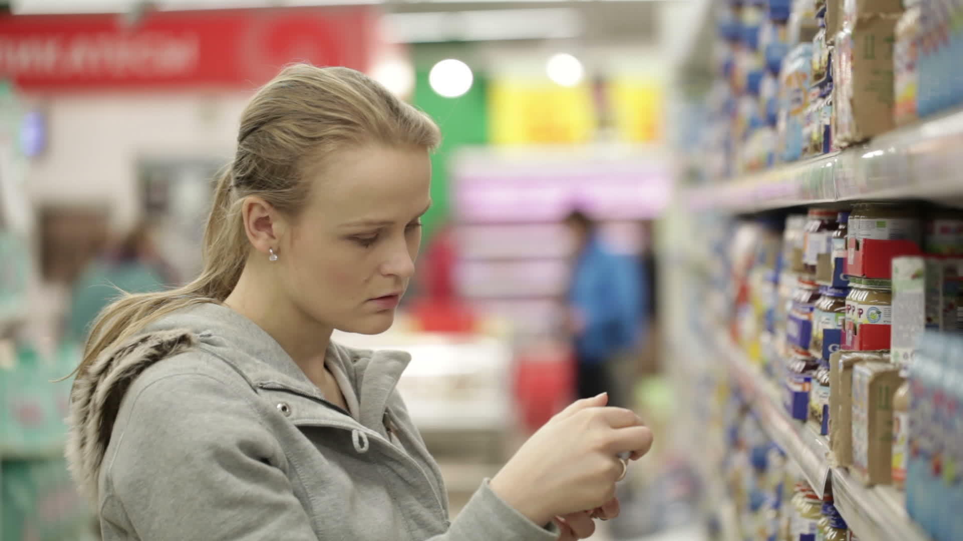 年轻女性正在超市为孩子挑选食物视频的预览图