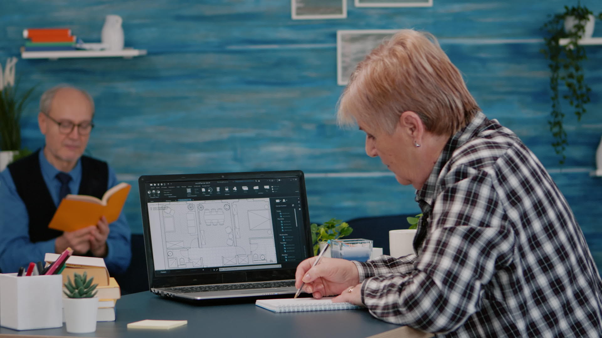 高级女建筑师用笔记本电脑分析数字原型视频的预览图