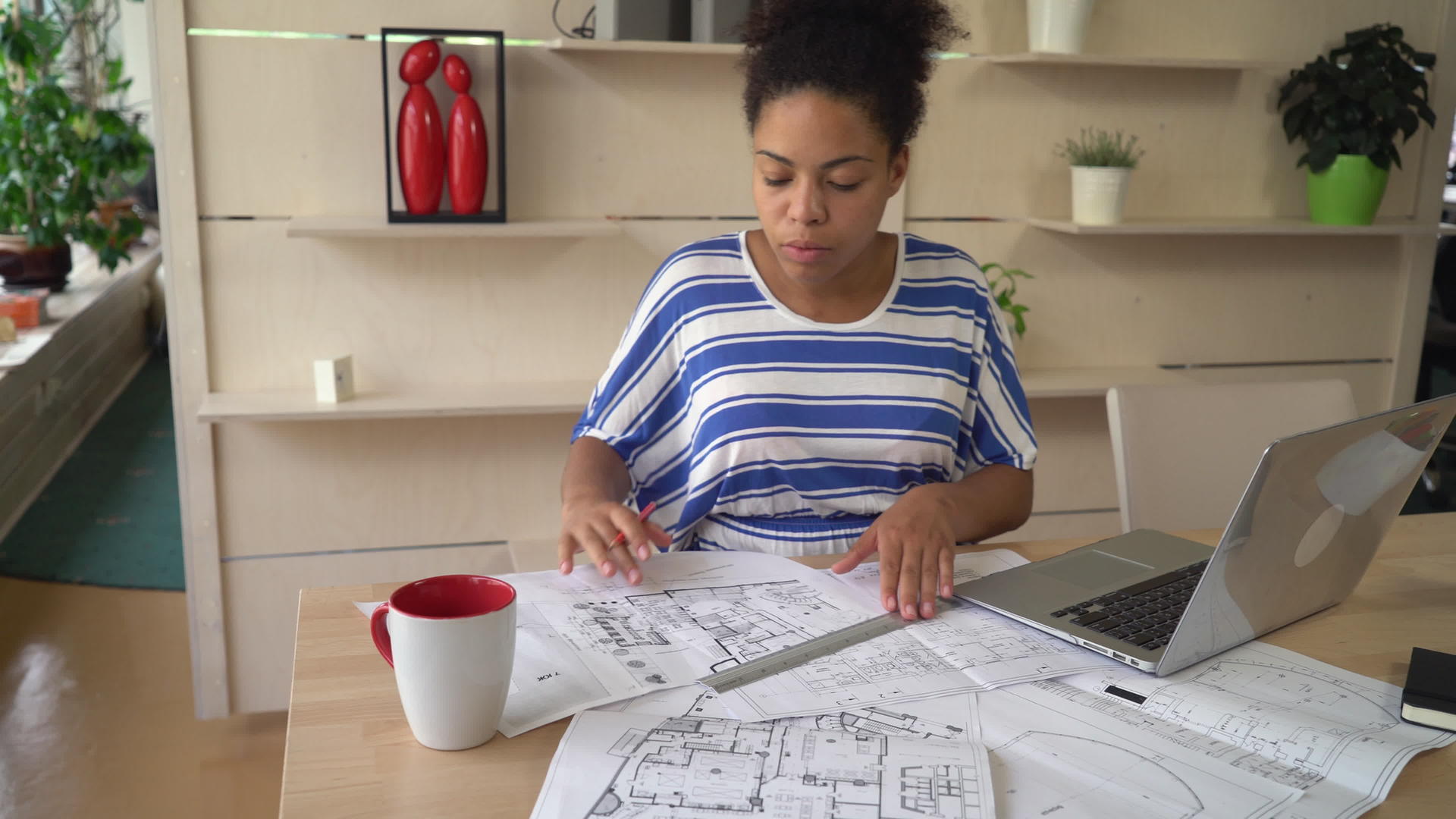 成功的女性建筑师在办公室蓝图上正确设计正确的蓝图视频的预览图
