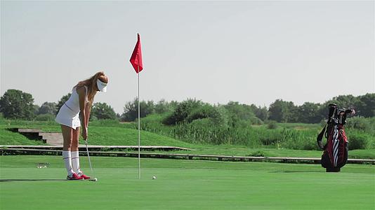 女人准备打高尔夫球视频的预览图