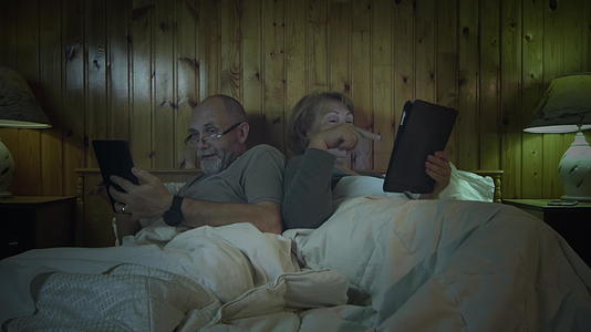 祖父母和数字平板电脑视频的预览图