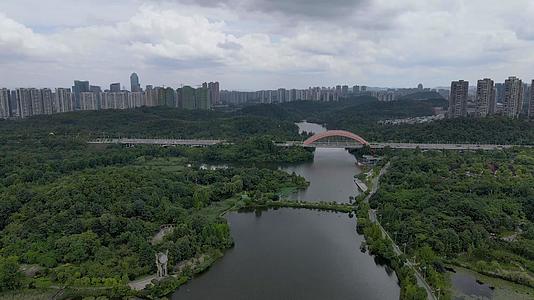 贵州贵阳百花湖自然风光和都市交通视频的预览图