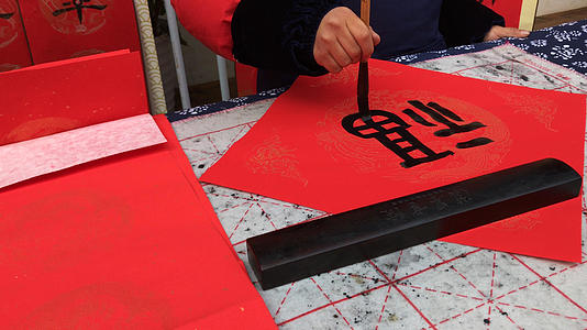 传统节日民俗迎接新年现场书写毛笔字对联4k素材视频的预览图