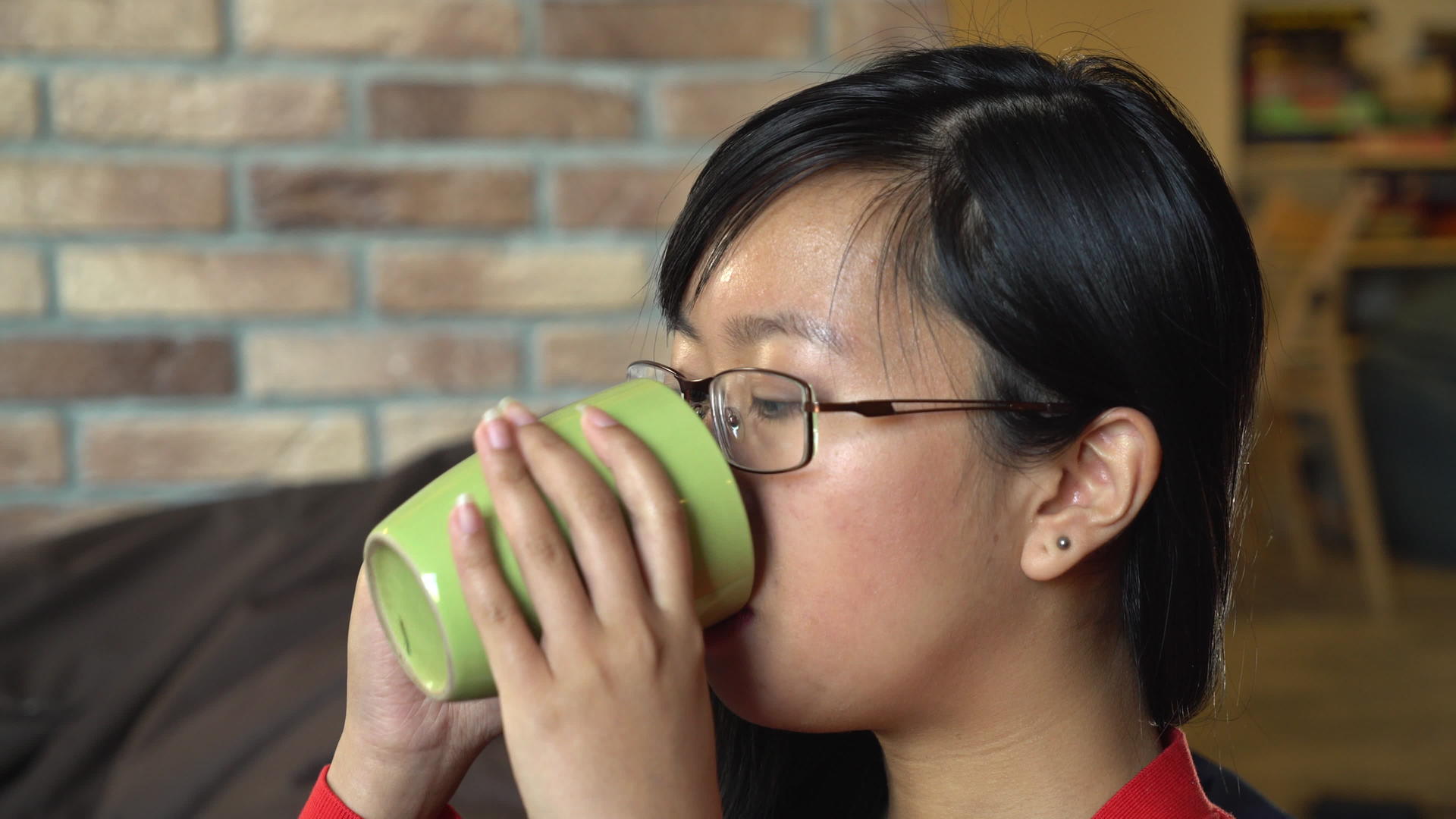 年轻女性用绿杯喝咖啡的肖像视频的预览图