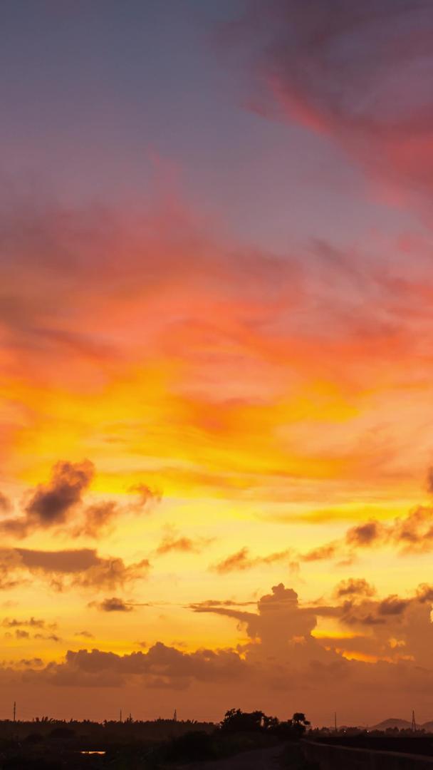 美丽的夕阳满天红霞延时视频视频的预览图